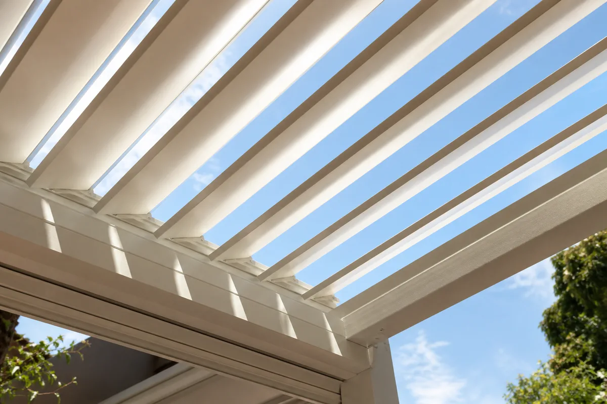 Lames orientables d’une pergola bioclimatique vues depuis la terrasse